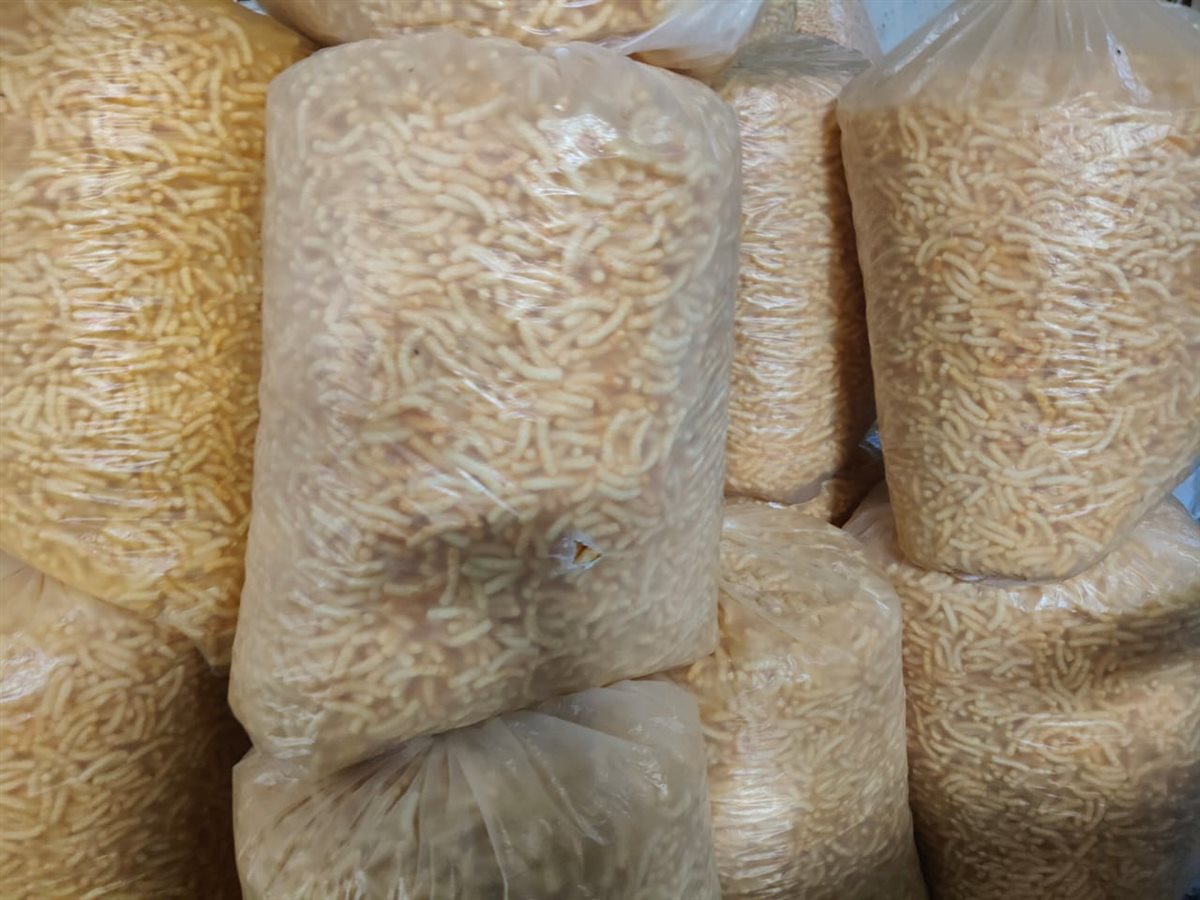 اغذية مجهولة المصدر داخل مصنع سناكس