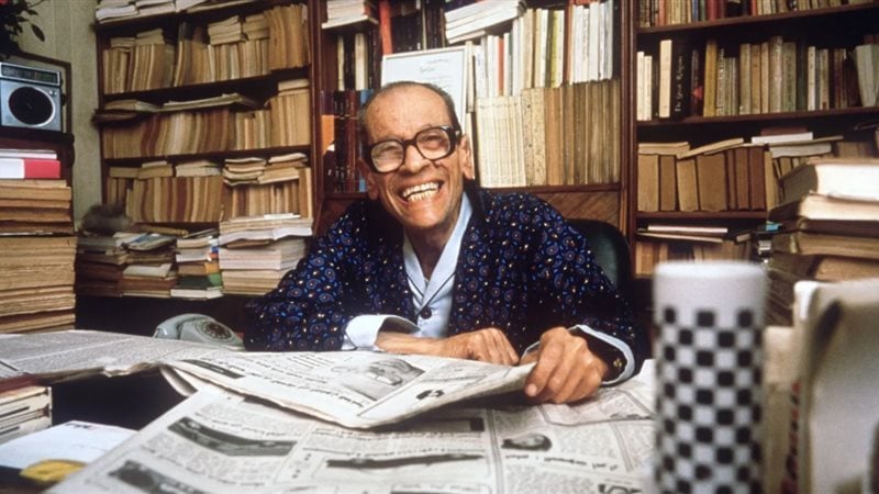 الاديب نجيب محفوظ فى مكتبه