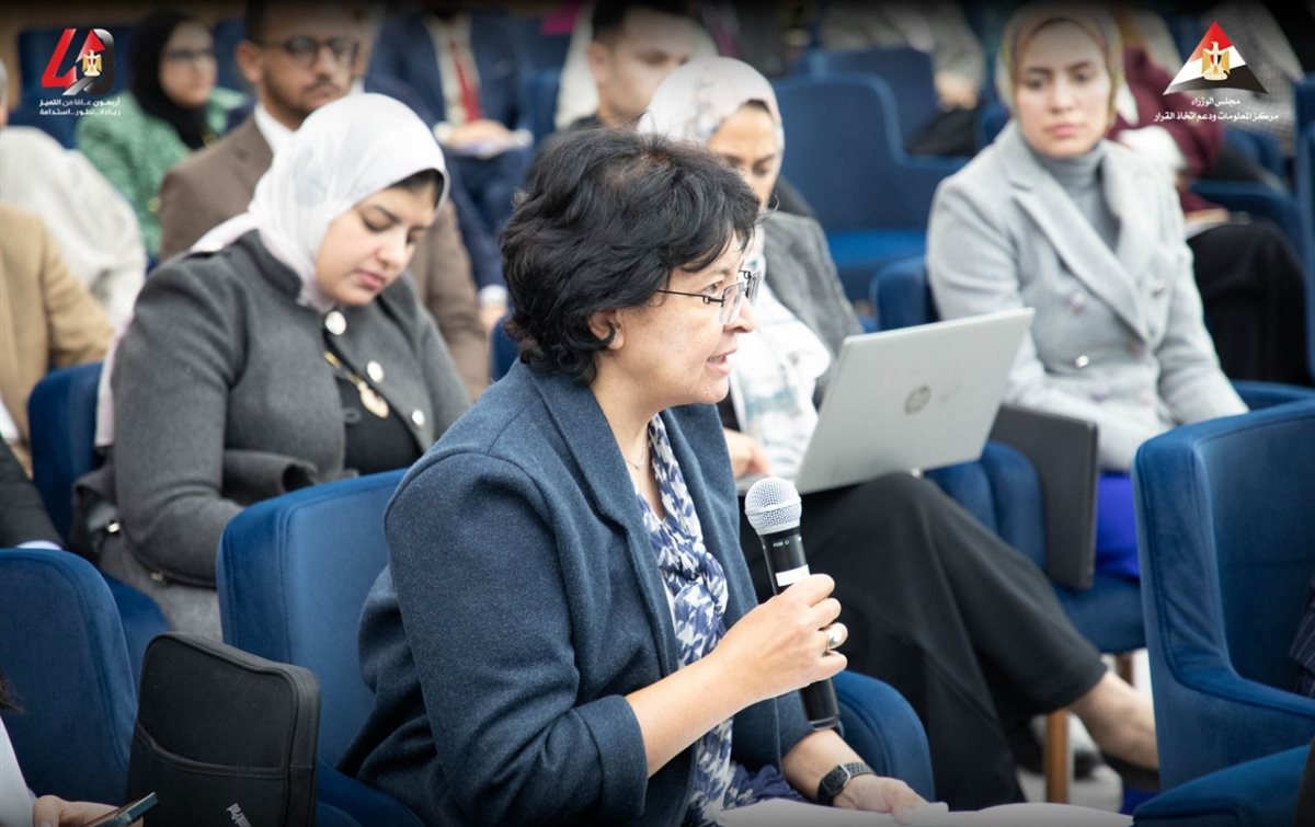 معلومات الوزراء يناقش مع 