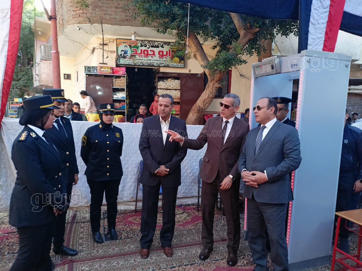 مساعد وزير الداخلية ومدير أمن الأقصر يتفقدان سير العملية الانتخابية