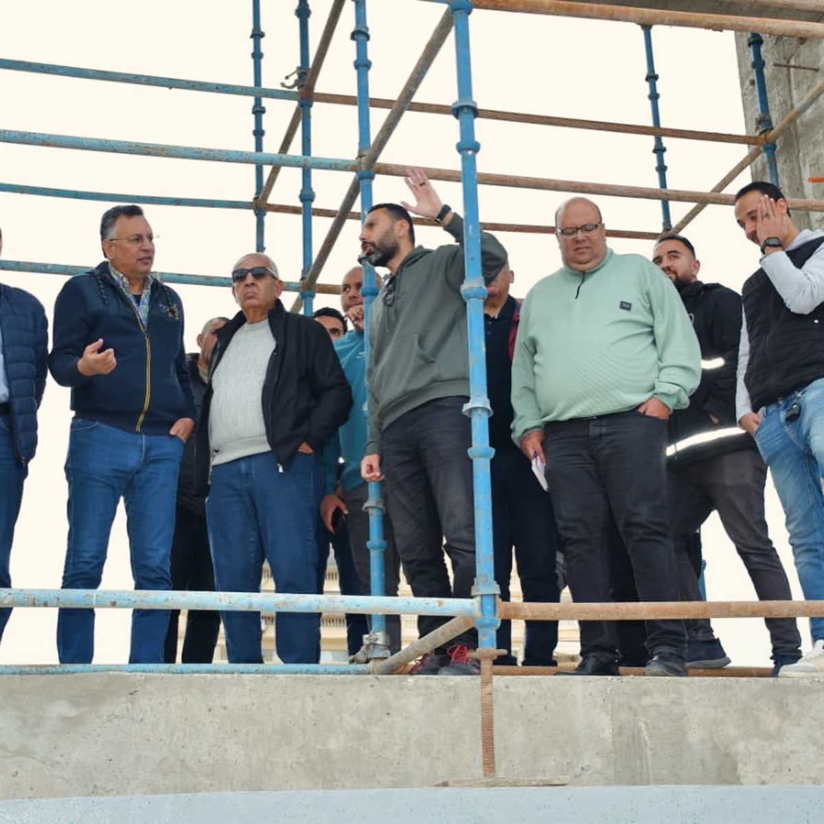 كامل أبو علي يتفقد استاد نادي المصري الجديد