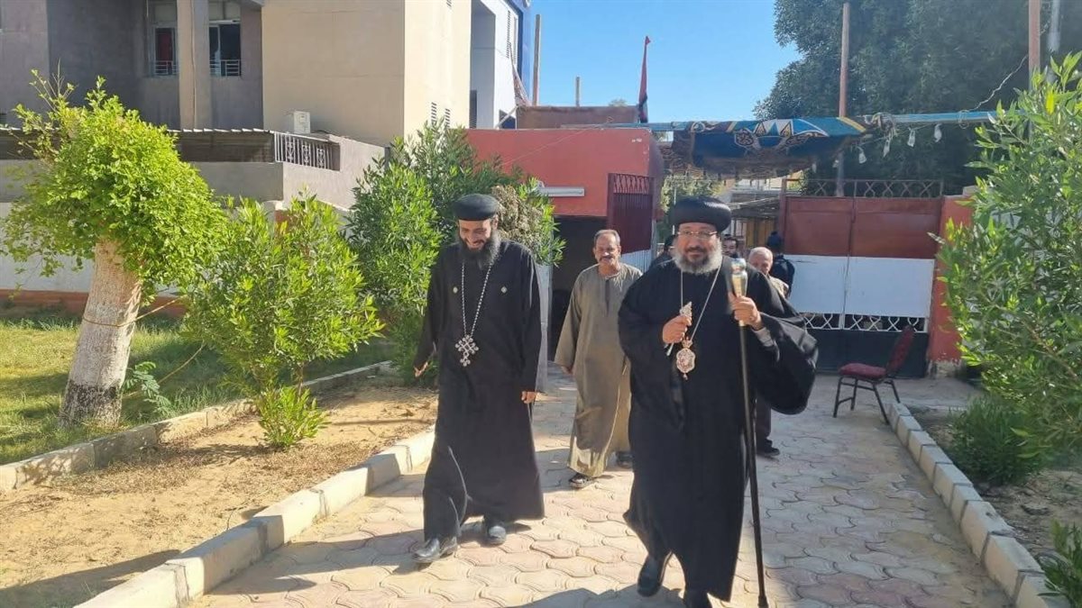 أسقف الوادي الجديد والواحات يدلى بصوته في انتخابات مجلس النواب