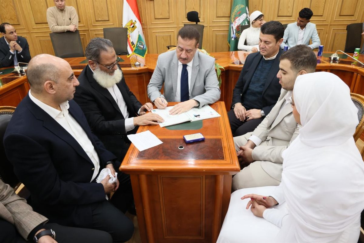 محافظ المنوفية يشهد عقد قران عروسين يتيمين