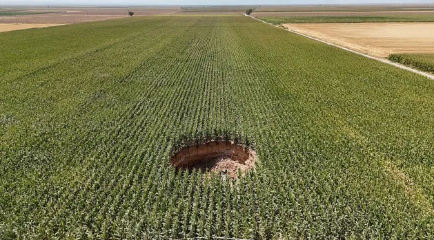 ظهور حفر ضخمة في تركيا تبتلع حقول القمح، فيتو