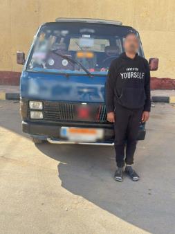 نزل مسن عشان يركب فتاة بجواره.. الأمن يكشف ملابسات واقعة سائق ميكروباص تعدى على مسن بالمنيا