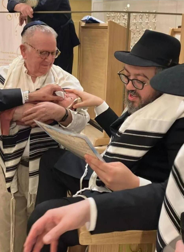 إيلي شلانجر في حفل ختان ابنه قبل أسابيع، فيتو