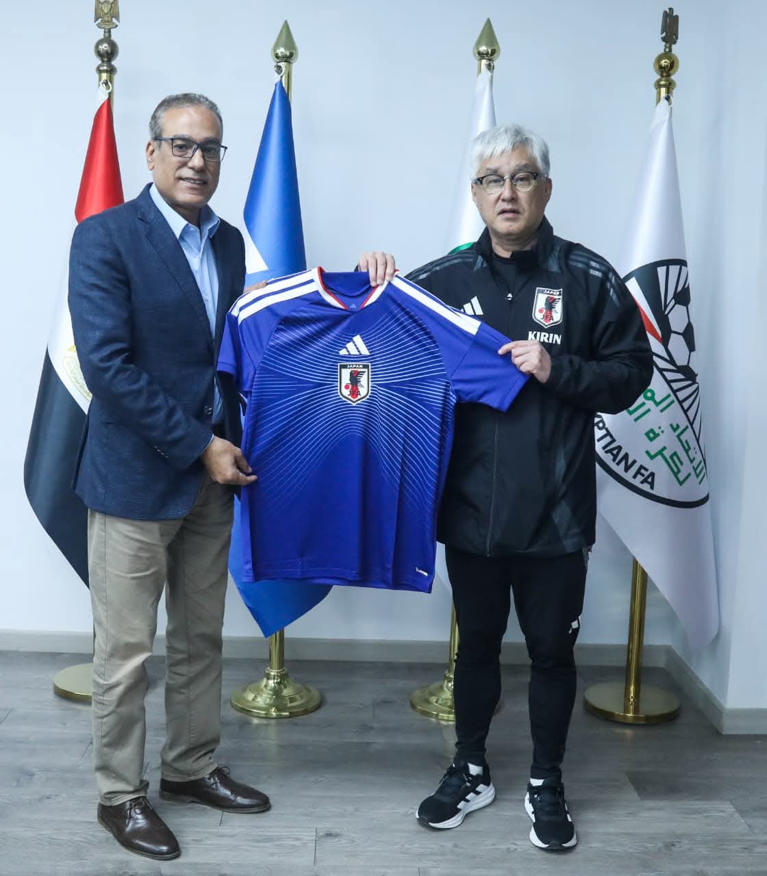 أمين اتحاد الكرة يبحث مع رئيس بعثة منتخب اليابان للناشئين