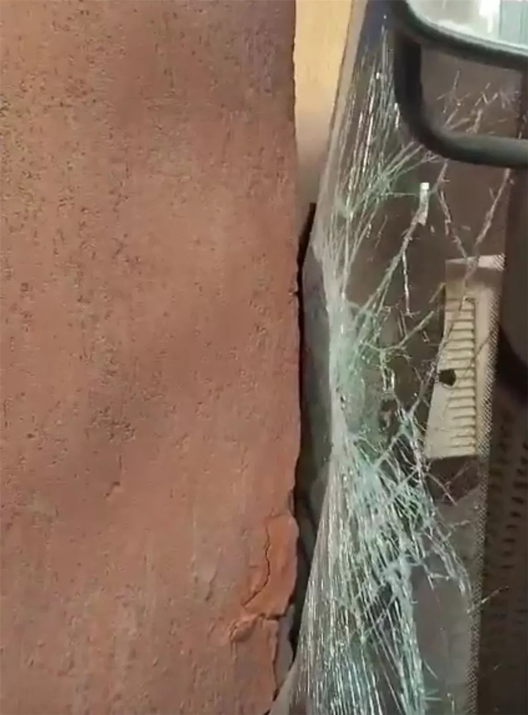 سائق مينى باص اصطدم بعقار سكنى