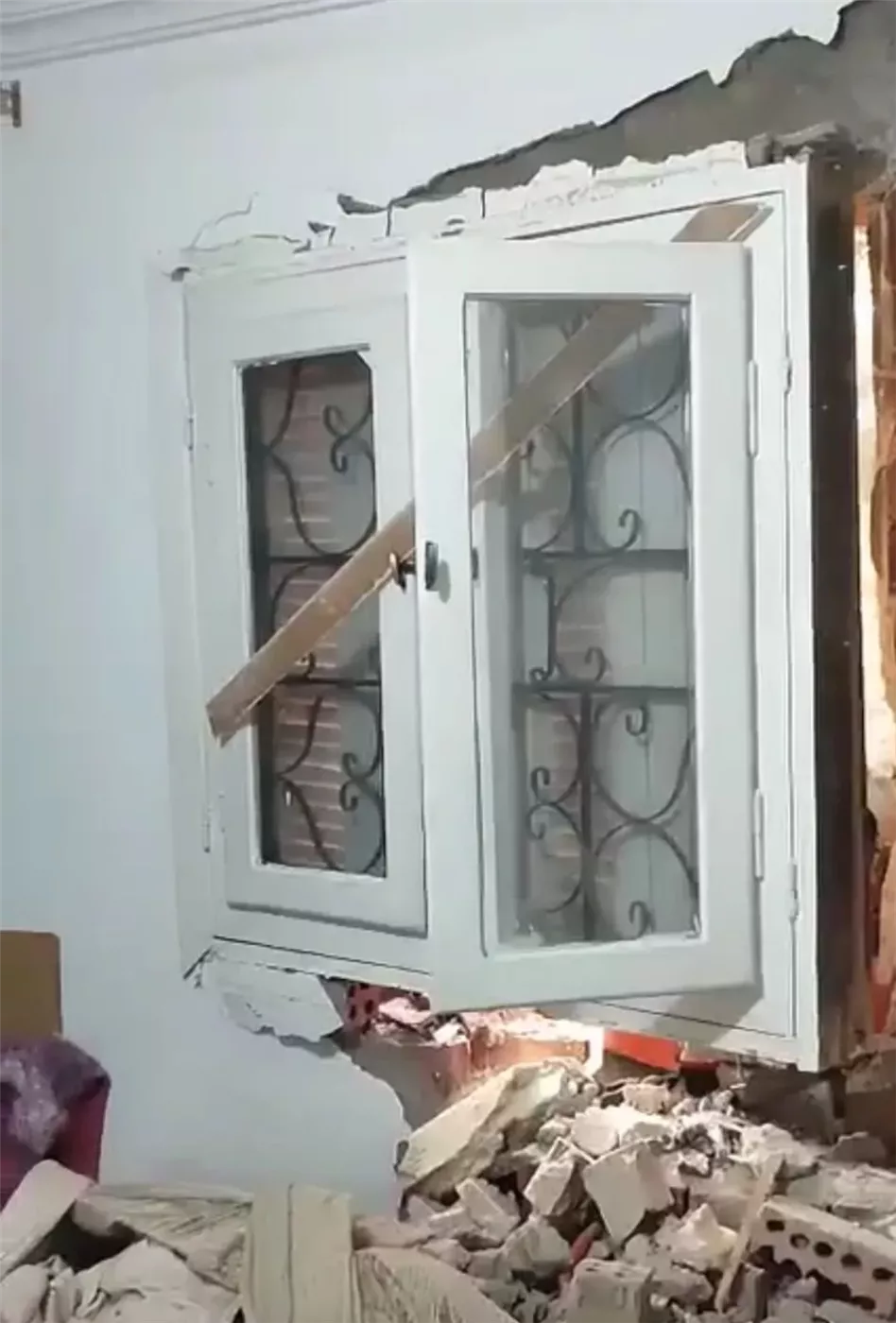 سائق مينى باص اصطدم بعقار سكنى