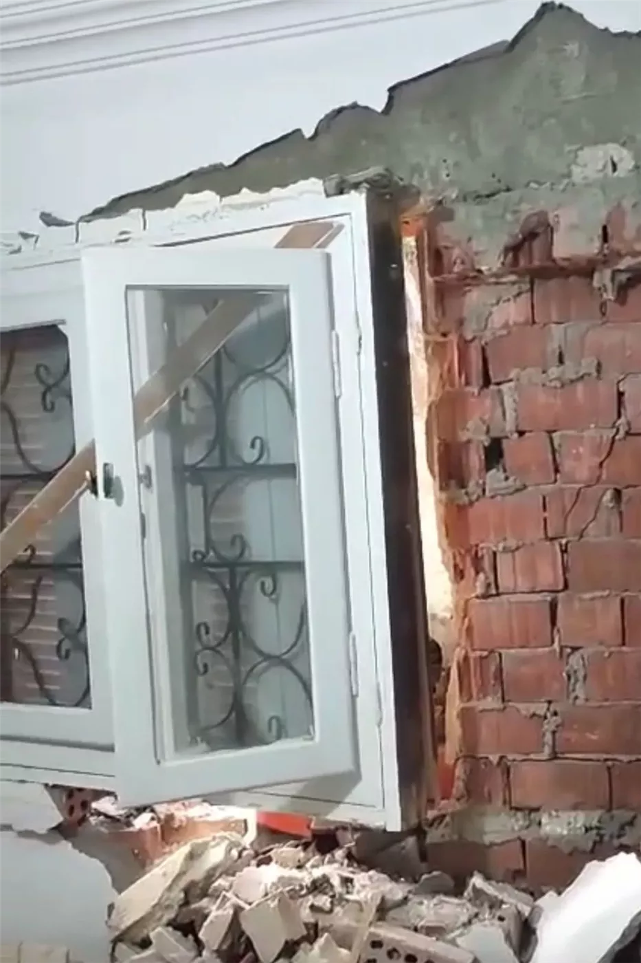 سائق مينى باص اصطدم بعقار سكنى