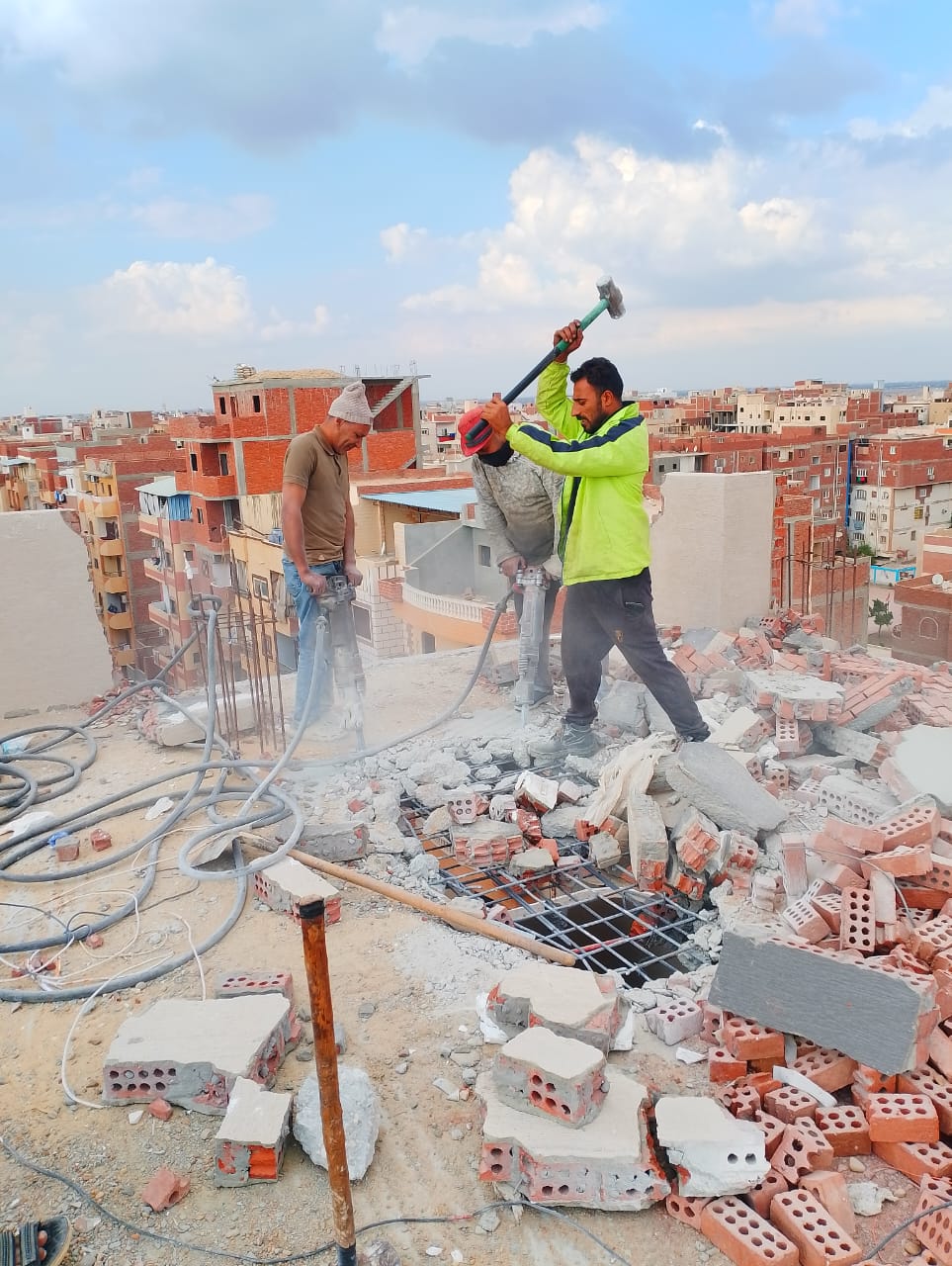 جانب من متابعة المحافظ لعملية الإزالة، فيتو