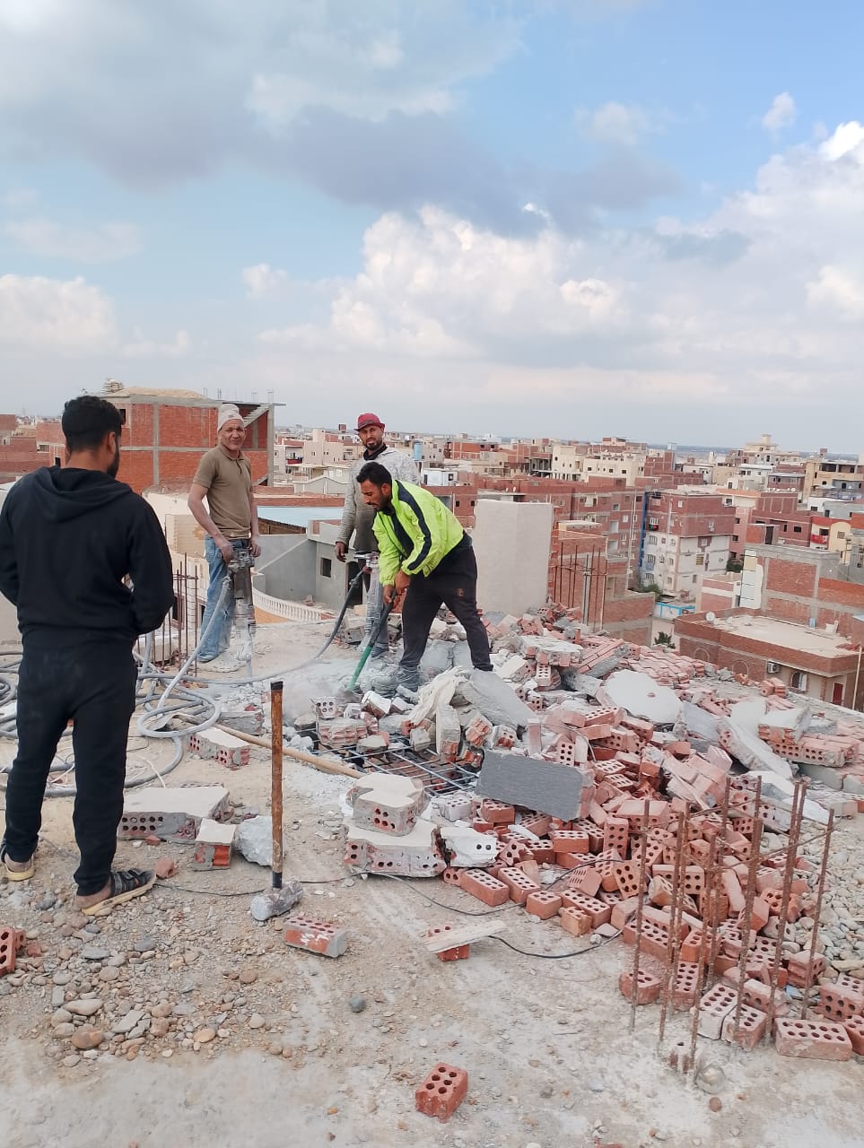 جانب من متابعة المحافظ لعملية الإزالة، فيتو