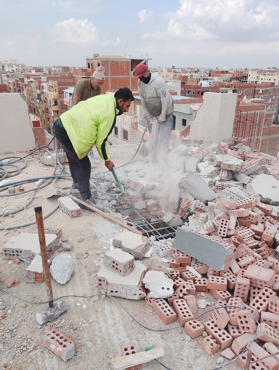 جانب من متابعة المحافظ لعملية الإزالة، فيتو