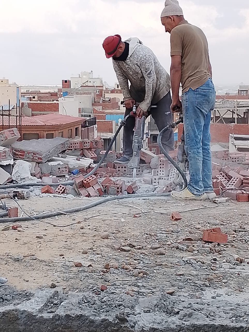 جانب من متابعة المحافظ لعملية الإزالة، فيتو