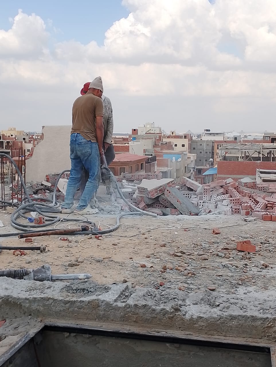 جانب من متابعة المحافظ لعملية الإزالة، فيتو