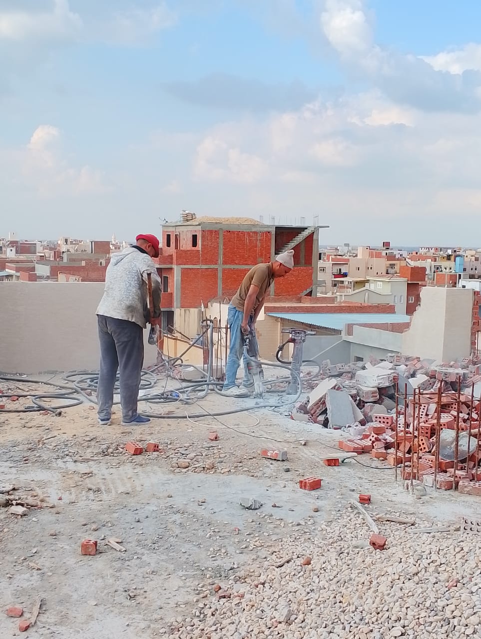 جانب من متابعة المحافظ لعملية الإزالة، فيتو