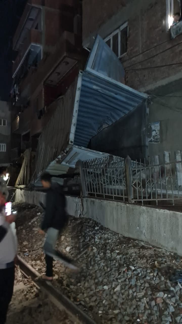 10صور ترصد تأثر المنازل بفعل انقلاب حاويات قطار بطوخ، فيتو