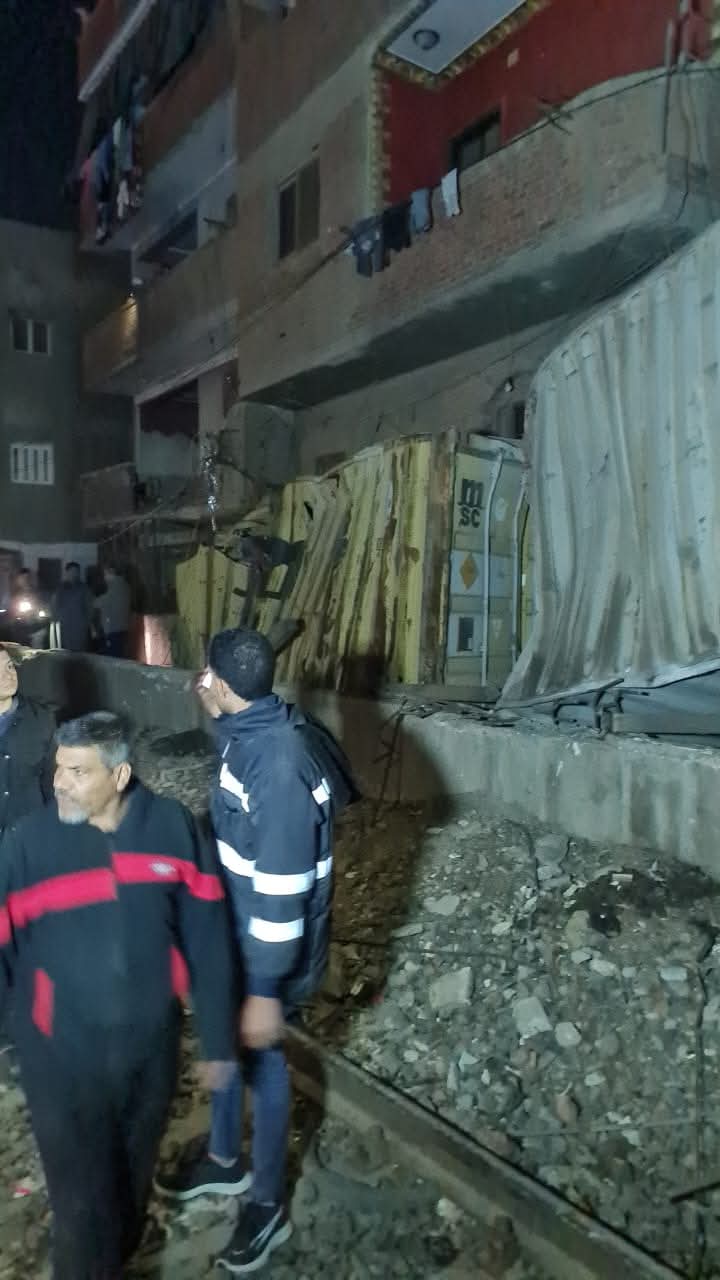 10صور ترصد تأثر المنازل بفعل انقلاب حاويات قطار بطوخ، فيتو