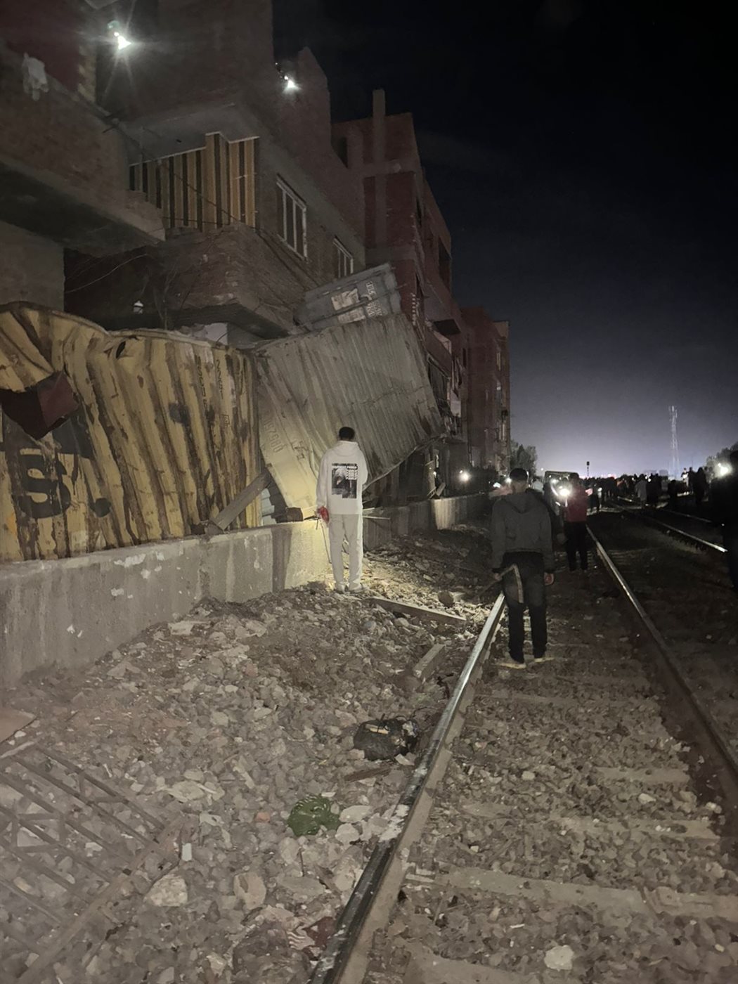 10صور ترصد تأثر المنازل بفعل انقلاب حاويات قطار بطوخ، فيتو