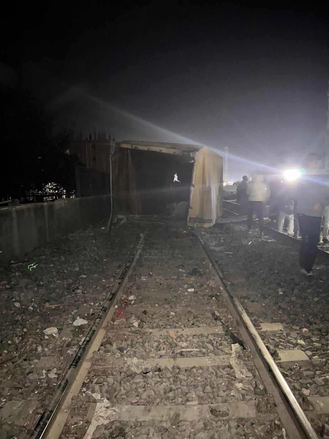 10صور ترصد تأثر المنازل بفعل انقلاب حاويات قطار بطوخ، فيتو