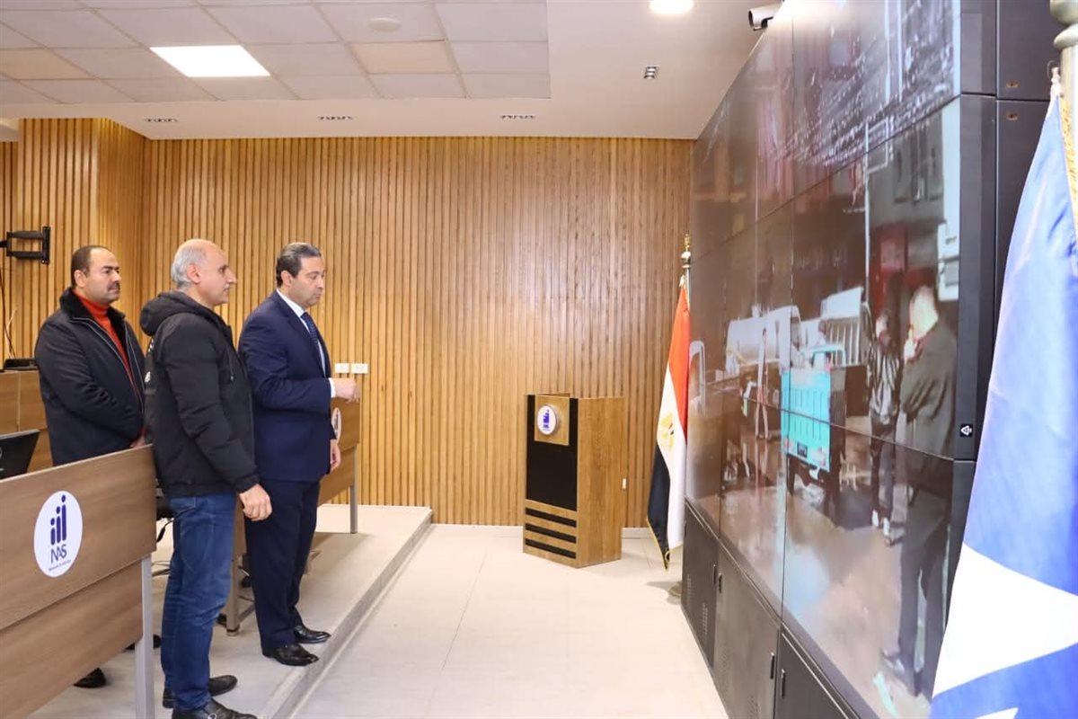 متابعة ميدانية لمحافظ دمياط من مركز سيطرة الشبكة الوطنية لانتخابات الاعادة