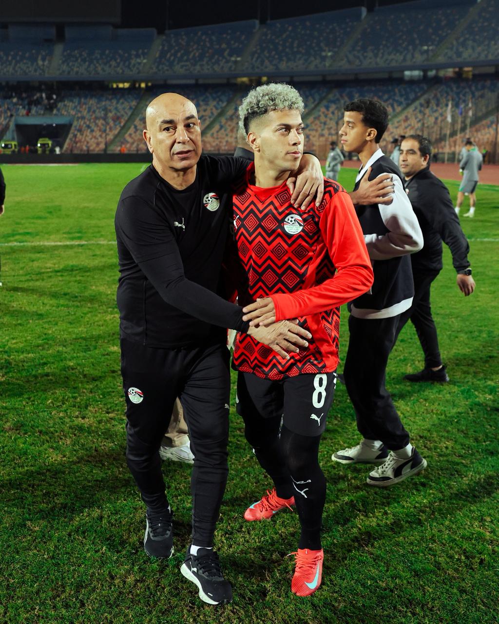 حسام يعانق إمام عاشور، فيتو