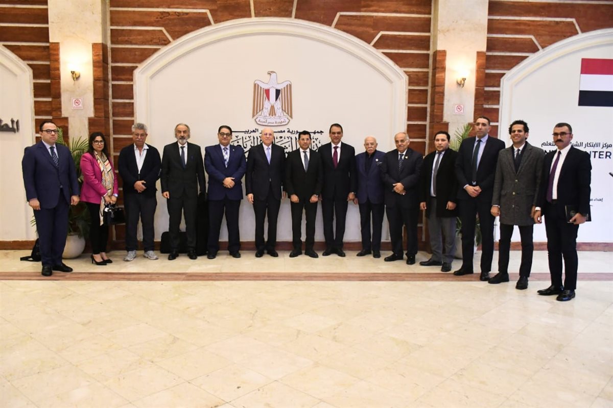 وزير الرياضة يناقش مع اللجنة الطبية طرق التعامل مع حالات الموت القلبي المفاجئ