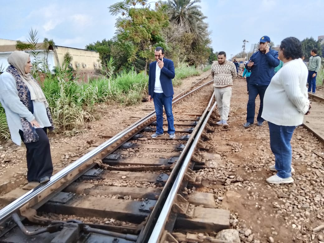 رئيس مدينة منوف ينتقل لموقع خروج قطار عن القضبان