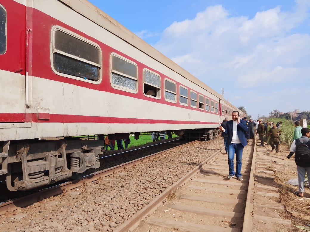 رئيس مدينة منوف ينتقل لموقع خروج قطار عن القضبان
