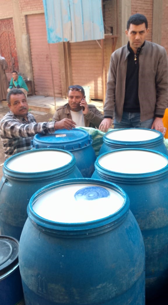 ضبط ألبان فاسدة في حملة تموينية ببني سويف