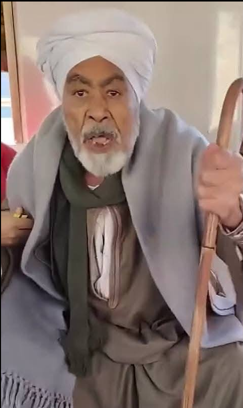 المسن الصعيدي يرفض جلوس الفتاة واضعة رجل على رجل في المترو، فيتو.png