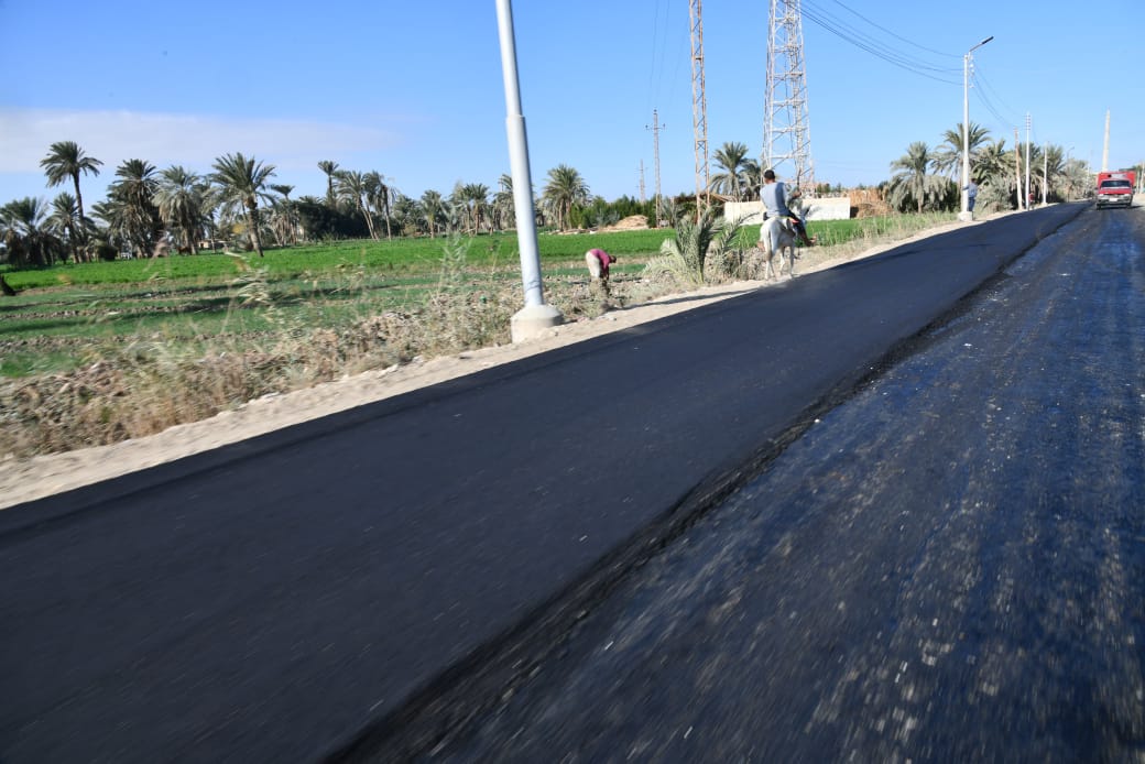 أعمال رصف طريق جبل سعد الشواشنة بمركز يوسف الصديق