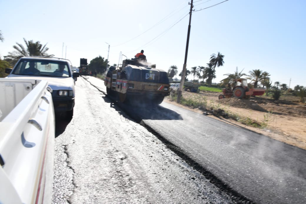 أعمال رصف طريق جبل سعد الشواشنة بمركز يوسف الصديق