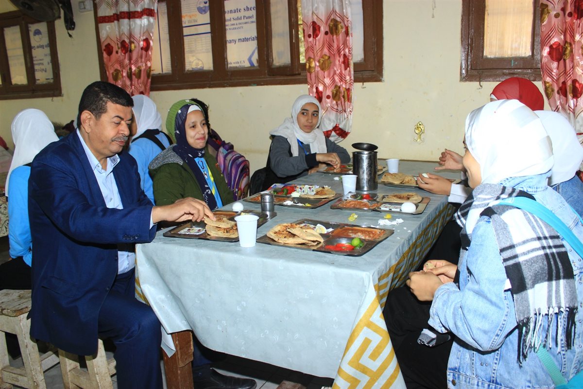 مدير تعليم سوهاج يتناول وجبة الإفطار مع طالبات مدرسة الأمل للصم