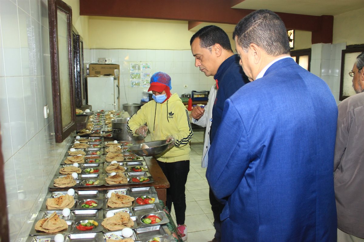 مدير تعليم سوهاج يتناول وجبة الإفطار مع طالبات مدرسة الأمل للصم