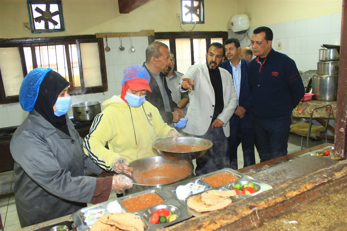 مدير تعليم سوهاج يتناول وجبة الإفطار مع طالبات مدرسة الأمل للصم