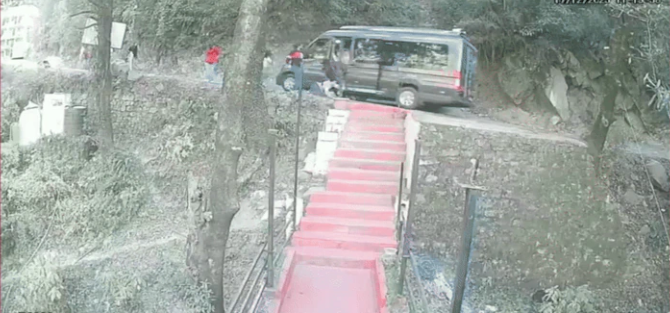 إنزلاق أتوبيس من أعلي الجبل، فيتو