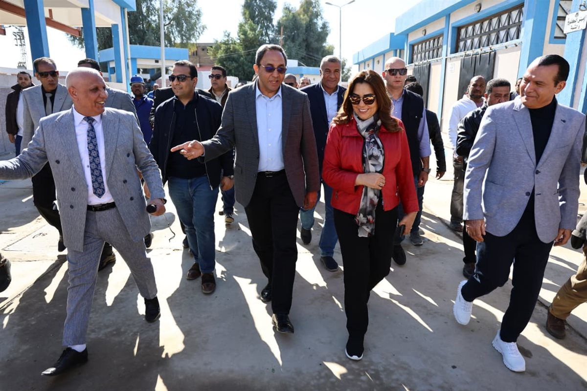 وزيرة التنمية المحلية تتفقد مشروع مصنع المعالجة الميكانيكية بقنا