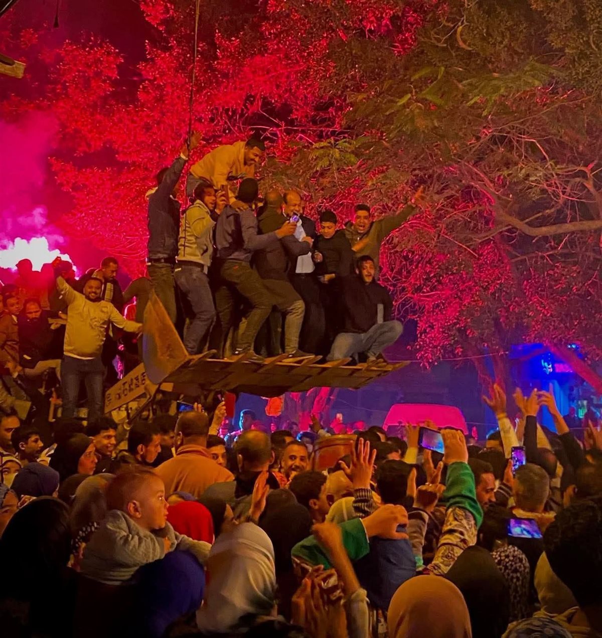 مرشح يحتفل بفوزه &nbsp;فوق لودر بالقليوبية، فيتو&nbsp;