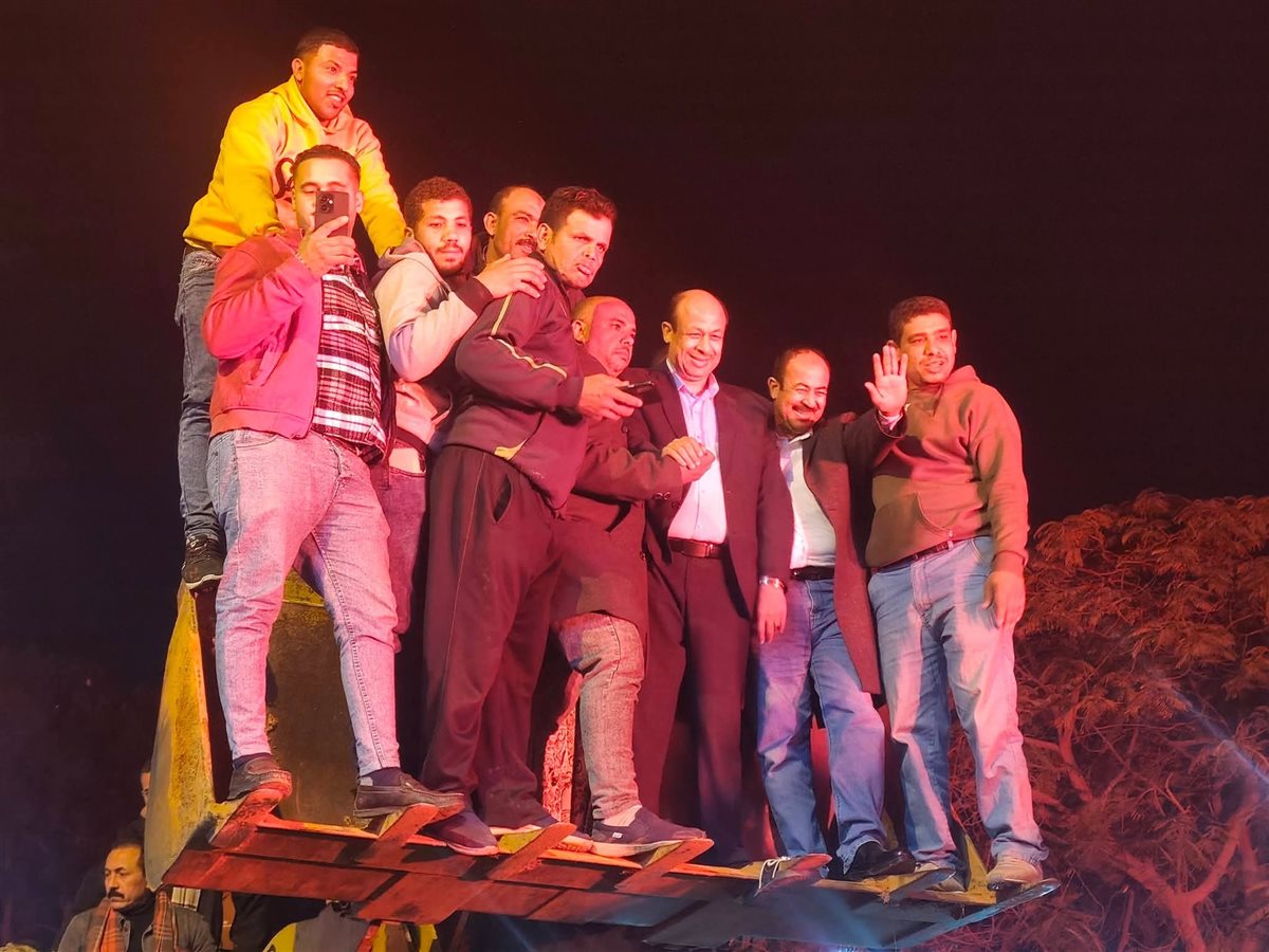 مرشح يحتفل بفوزه &nbsp;فوق لودر بالقليوبية، فيتو&nbsp;