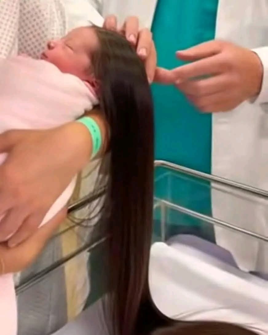 ولادة طفلة بشعر طويل&nbsp;