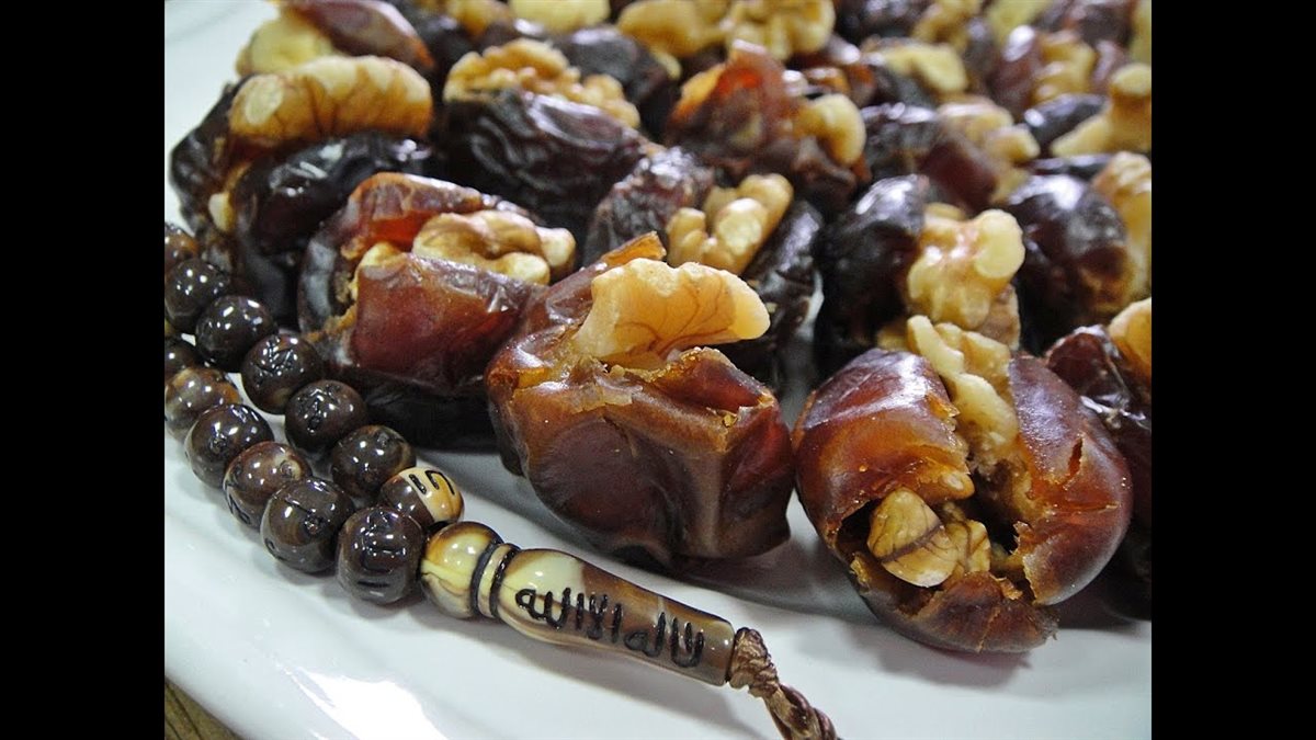 التمر بالقرفة والمكسرات