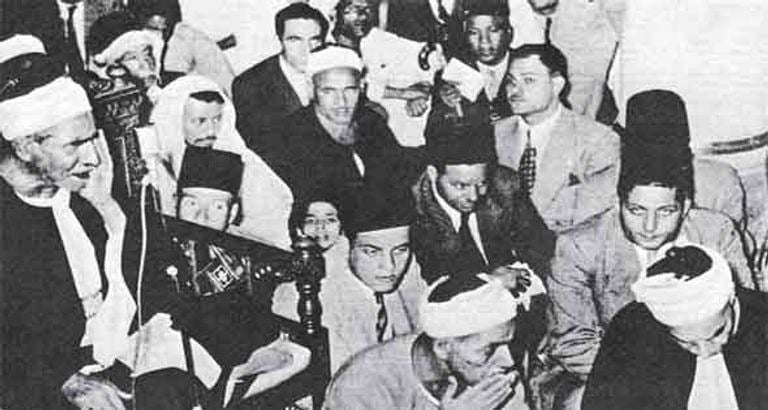 القارئ على محمود وسط مجموعة من زملائه&nbsp;