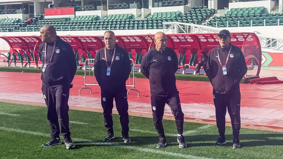 جهاز فني منتخب مصر يتفقد أرضية ملعب مباراة الغد