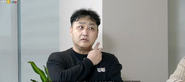 المذيع الكوري يكشف علامة أذنه وإصابته بالقلب، فيتو