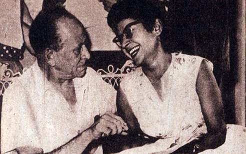 سناء جميل وزكى طليمات استاذها بالمعهد&nbsp;