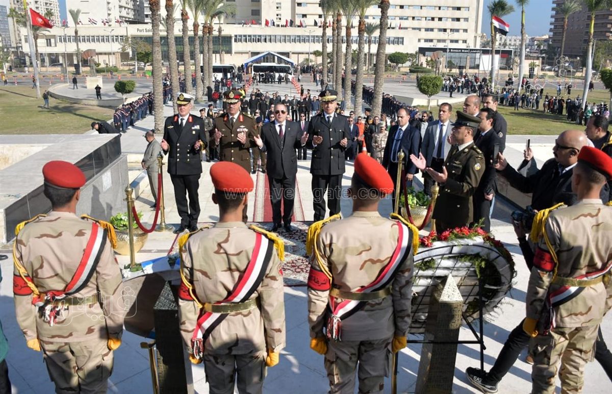 محافظ بورسعيد والقيادات أمام النصب التذكاري، فيتو