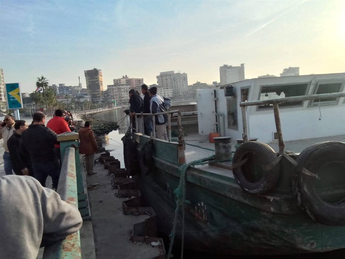 ضبط مركبا قام بالرسو بشكل مخالف بجوار حديقة بنت الشاطئ &nbsp;بدمياط