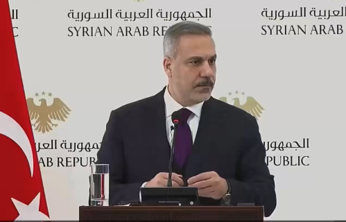 هاكان فيدان أثناء قطع حدبثه في المؤتمر الصحفي، فيتو