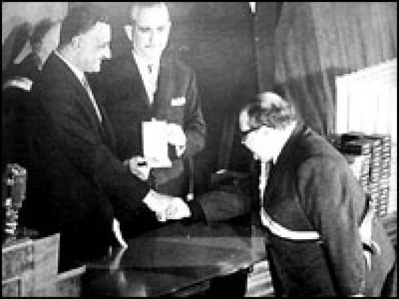 صلاح جاهين فى حفل منحه جائزة الدولة&nbsp;